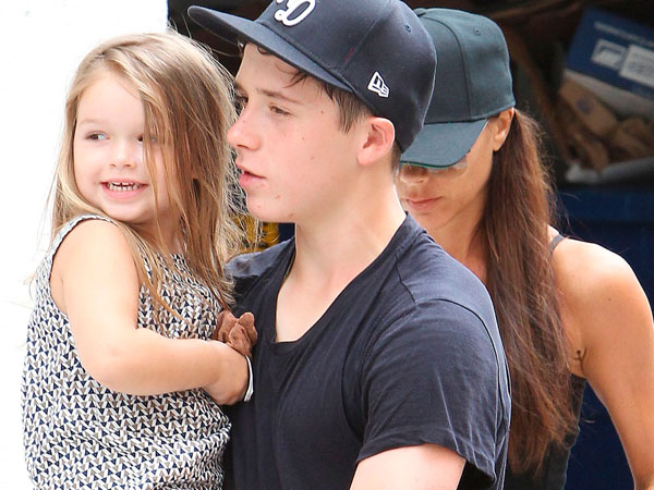 Cute Menggemaskan, Beginilah Harper Beckham Saat Makan Lollipop