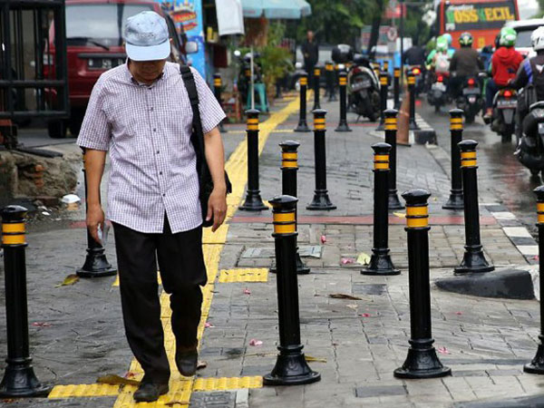 Melihat Bollard Dipasang di Trotoar-trotoar Jakarta yang Benarkah Menambah Rasa Aman Pejalan Kaki?