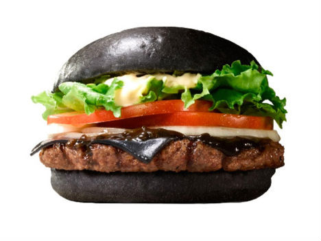 Tak Hanya Roti, Keju dan Saus Burger ini Juga Berwarna Hitam!