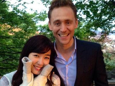 Fans Heboh Tengok Foto Tom Hiddleston Cium Tiffany SNSD!