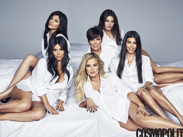 Keluarga Kardashian Berpose sebagai Keluarga Nomor 1 di Amerika untuk Sampul Cosmopolitan