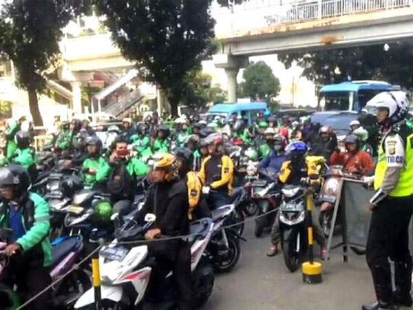 Kronologi Ojek Online Ramai-ramai Blokade Jalan Casablanca