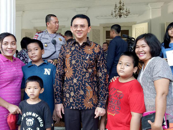 Selain Karangan Bunga, Warga Padati Balai Kota untuk 'Unjuk Rasa' Kepada Ahok Pagi Ini