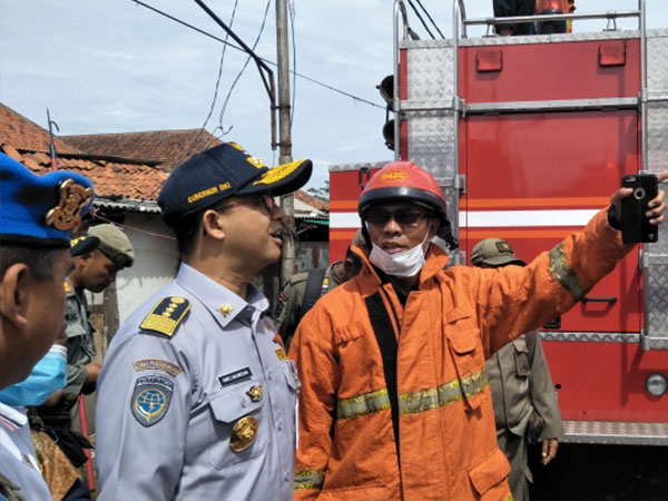 Gubernur Anies Baswedan Bersikeras Masuk ke Gedung Museum Bahari yang Terbakar