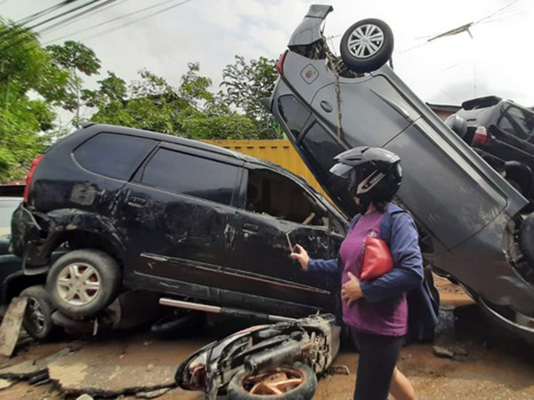 Potret Mengenaskan Mobil Tertumpuk di Bekasi Pasca Banjir Parah, Pemilik Pasrah