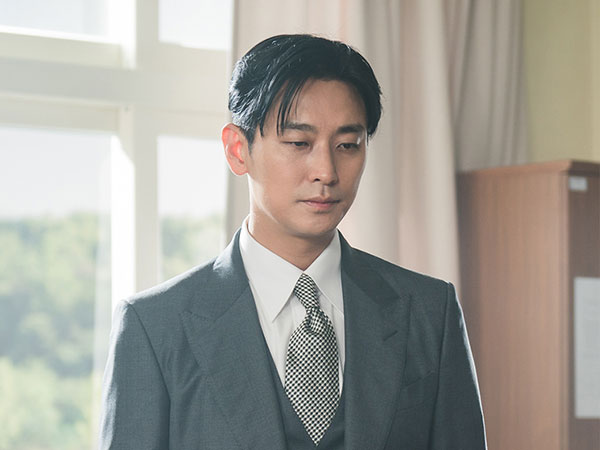 Pesona Joo Ji Hoon Sebagai Kepala Sekolah di Drama Baru