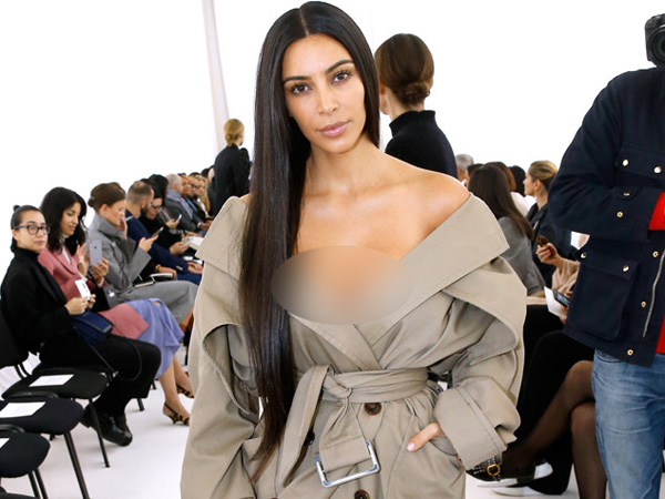 Tetap Mempesona, Kim Kardashian Tak Kenakan Makeup Saat Hadiri Paris Fashion Week