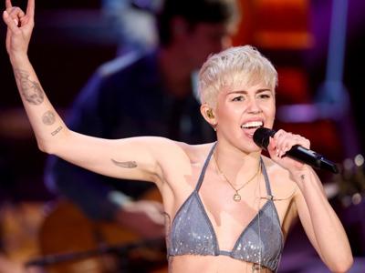 Miley Cyrus akan Bagikan Celana Dalam di 'Bangerz Tour 2014'!