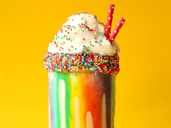 Yuk, Warnai Akhir Pekanmu dengan Milkshake Warna Pelangi Ini