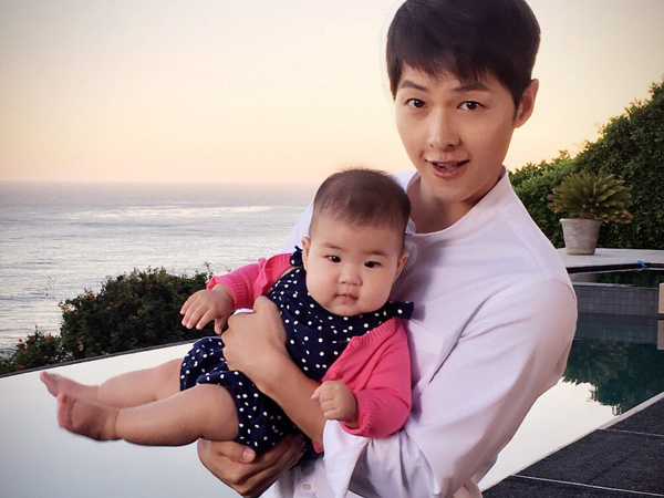 Gendong Putri Aktris Zhang Ziyi, Foto Song Joong Ki Ini Viral dan Bikin Gemas Netizen