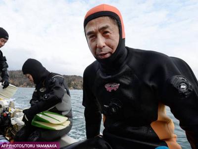 Tiga Tahun Tsunami Jepang Berlalu, Suami Ini Masih Rela Nyelam Untuk Cari Sang Istri