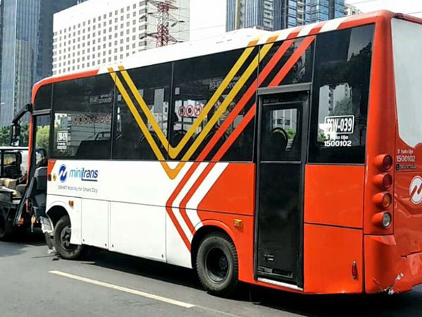 Minibus Transjakarta Rute Blok M-Stasiun Manggarai Terguling di Jalan Gatot Subroto