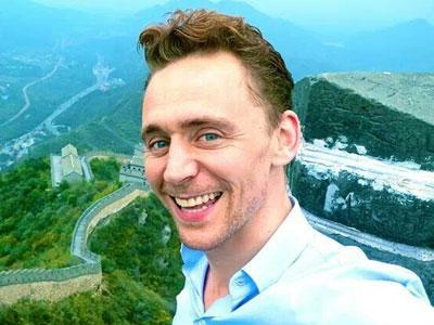 Simak Lucunya Tom Hiddleston Bawakan Tarian 'Bar Bar Bar'!