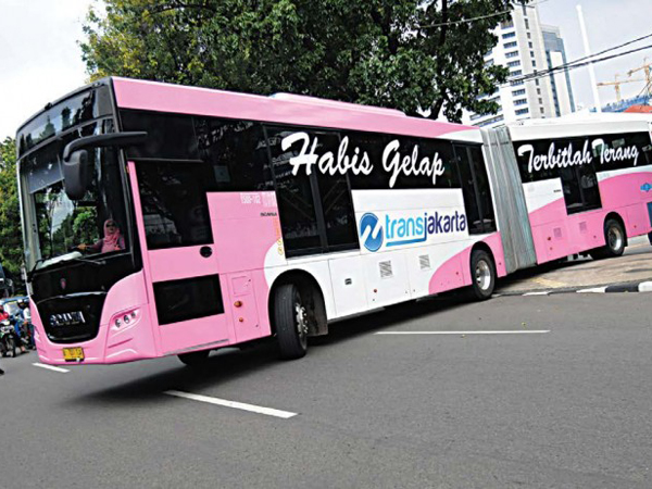 Mulai Beroperasi Hari Ini, Bus 'Pinky' Transjakarta Diapresiasi Demi Cegah Pelecehan Seksual