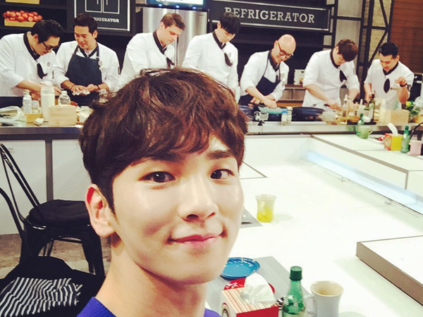 Selain Makanan Diet, Key SHINee Juga Simpan Bando Wanita di Lemari Esnya?