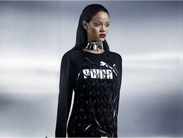 Unik, Rihanna Luncurkan Produk Sandal Jepit Hak Tinggi