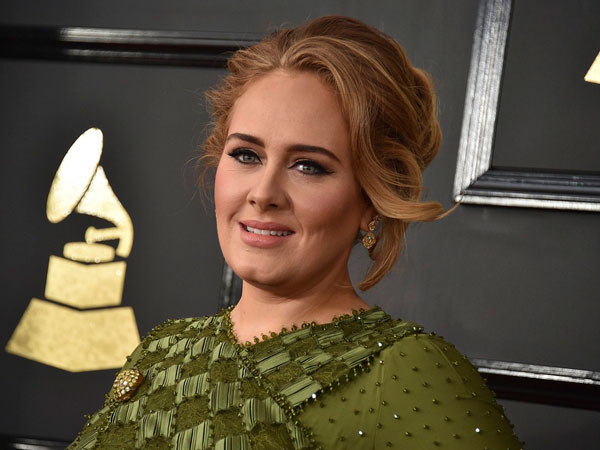 Keceplosan, Adele Konfirmasi Pernikahannya di Panggung Grammy Awards?