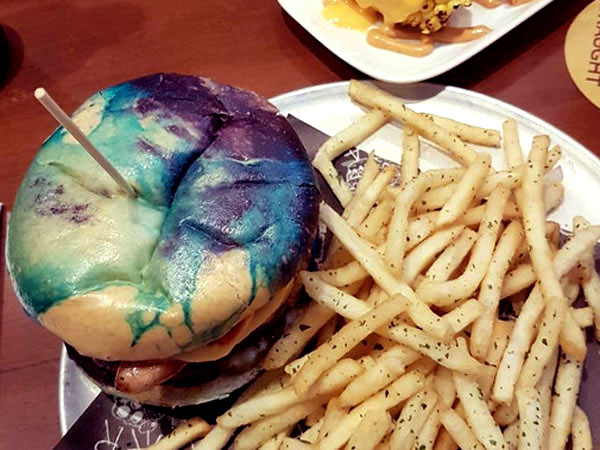 Cantiknya Burger Bertema Galaksi yang Punya Cerita Menarik Ini
