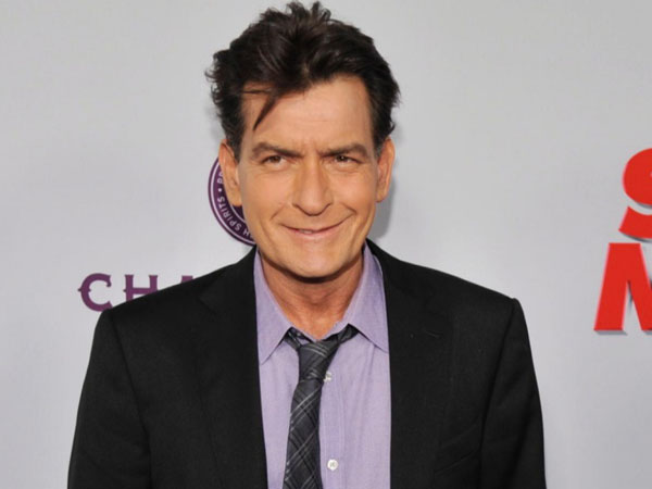 Cari Tahu Alasan Kenapa Charlie Sheen Tak Katakan Idap HIV kepada Mantan Kekasihnya