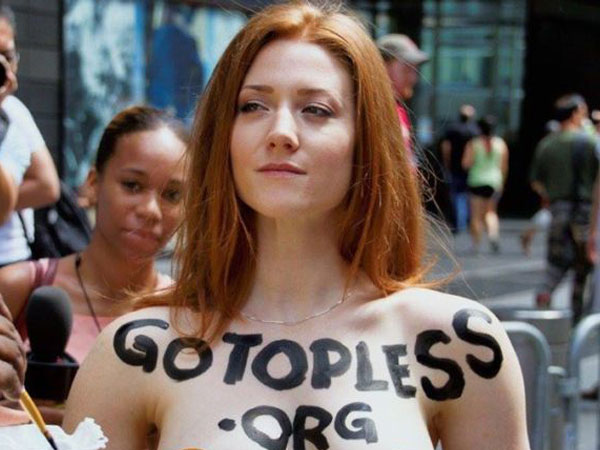 Aksi Para Wanita 'Pamer Dada' di Pawai Jalanan Kota New York