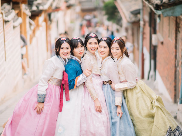 Semua Tentang Pengalaman Budaya, Asyiknya Coba Hanbok Langsung di Hanok Village Mansangol