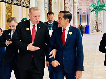 Mesranya Jokowi-Erdogan Gandengan yang Isi Pembicaraannya Tak Main-Main di KTT OKI