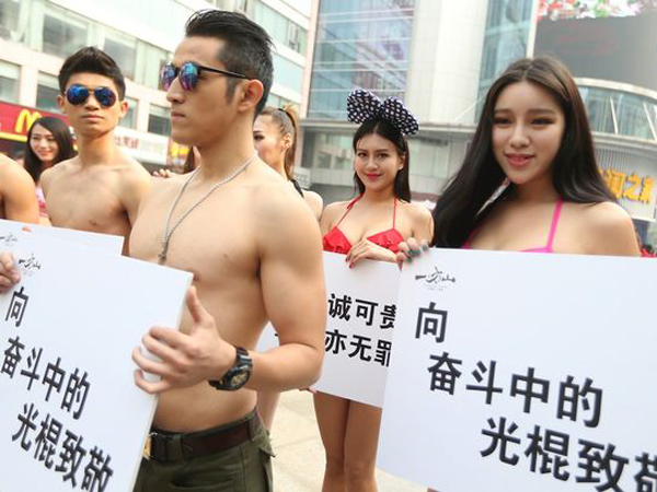 Rayakan 'Hari Jomblo Nasional', Ratusan Orang di Cina Tampil Nyaris Telanjang di Pusat Kota!