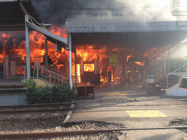 Kebakaran di Stasiun Klender Pagi Ini Hanguskan 10 Ruangan