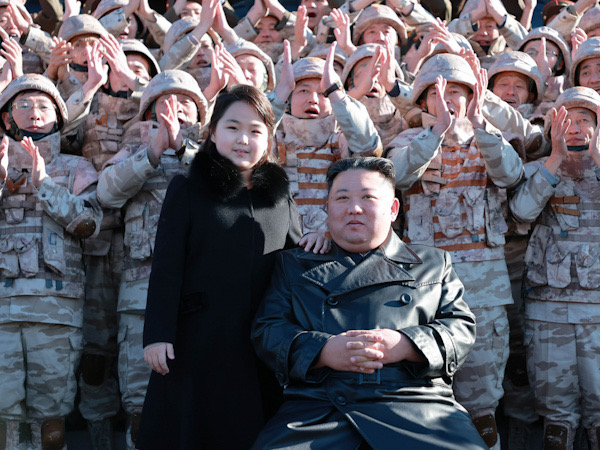 Momen Quality Time Kim Jong Un dan Putrinya di Peluncuran Rudal Korea Utara