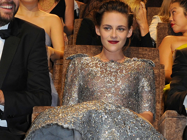 Cantik dan Anggun, Kristen Stewart Terlihat Tanpa Alas Kaki di Venice Film Festival!