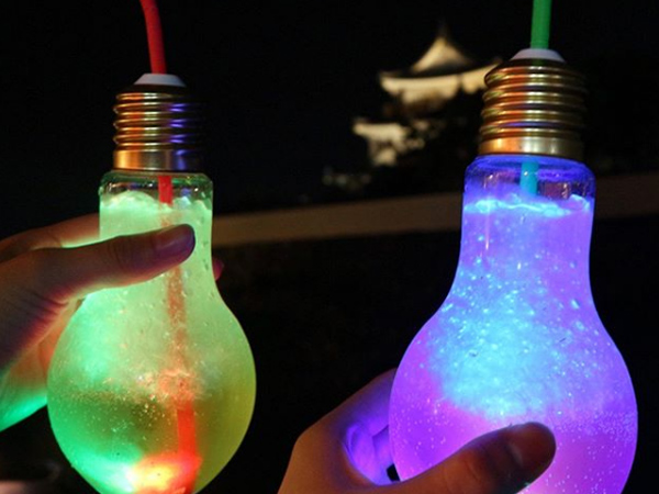 Cantiknya Warna-Warni MInuman Dalam Lampu Bohlam yang Kembali Populer Ini