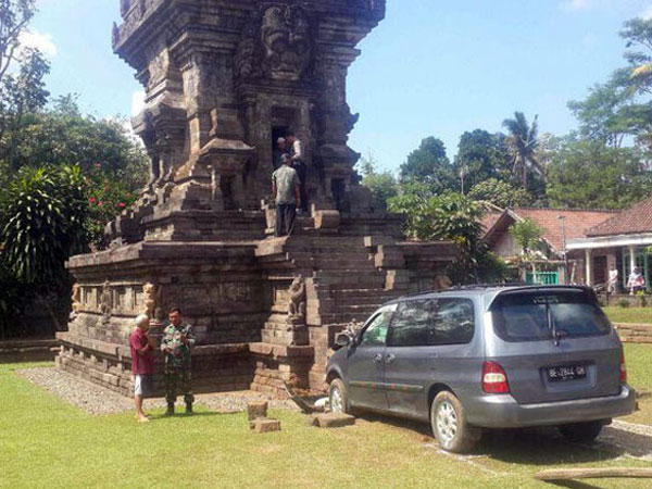 Heboh Mobil Tabrak Candi di Malang, Supir Diduga Halusinasi