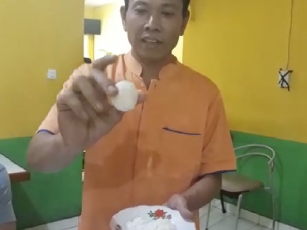 Video 'Balasan' Klarifikasi Soal Nasi Plastik RM Padang yang Memantul Jadi Viral
