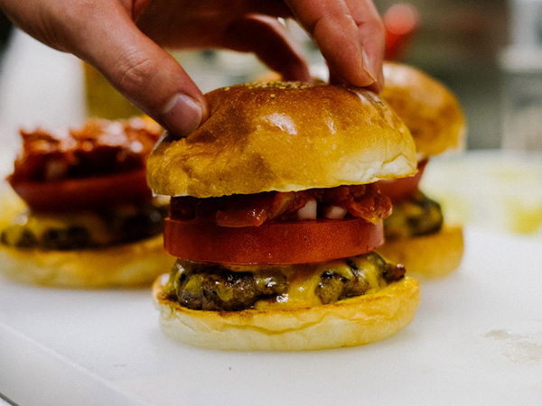 Yuk Kenalan dengan 'Pharrell Burger', Burger Lezat Kreasi Pharrell Williams!