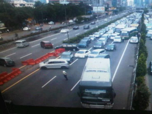 Benda Diduga Bom Ditemukan Di Tol Semanggi Ternyata Air Mineral