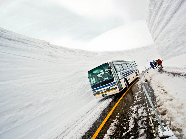 Jalanan di Jepang Ini ‘Dijepit’ oleh Tembok Salju!