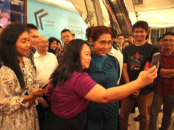 Deretan Komentar Kocak Netizen yang Salfok di Postingan Terbaru Susi Pudjiastuti