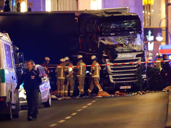 Serangan Teror di Berlin, Truk 'Ngamuk' Tabrak Pasar Natal Tewaskan 12 Orang