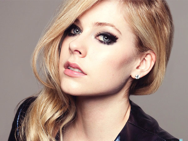 Kembali Bahas Tentang Penyakit Anehnya, Avril Lavigne Berurai Air Mata