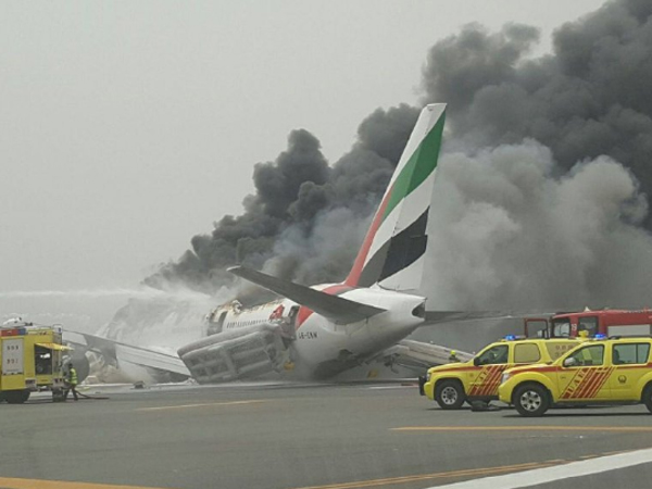 Mendarat Darurat, Ini Detik-Detik Pesawat Emirates Airlines Crash Landing dan Terbakar