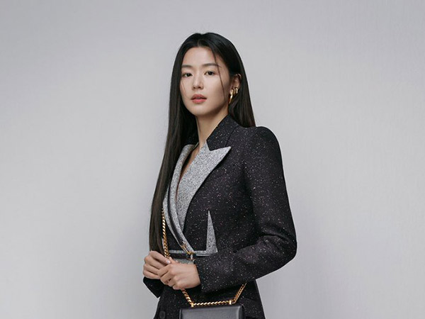 Gaya Classy Jun Ji Hyun Jadi Brand Ambassador Alexander McQueen Pertama Korea