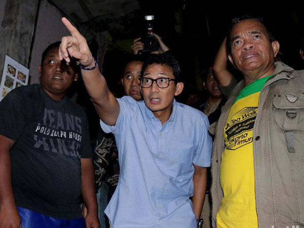 Tinjau Korban Banjir Jakarta, Wagub Sandiaga: Jangan Lupa Minum Susu