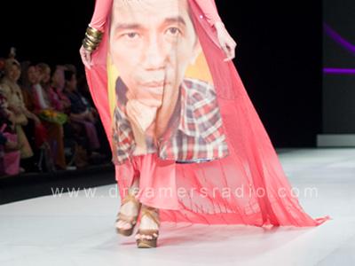 Baju Muslim Gambar Jokowi di Indonesia Fashion Week