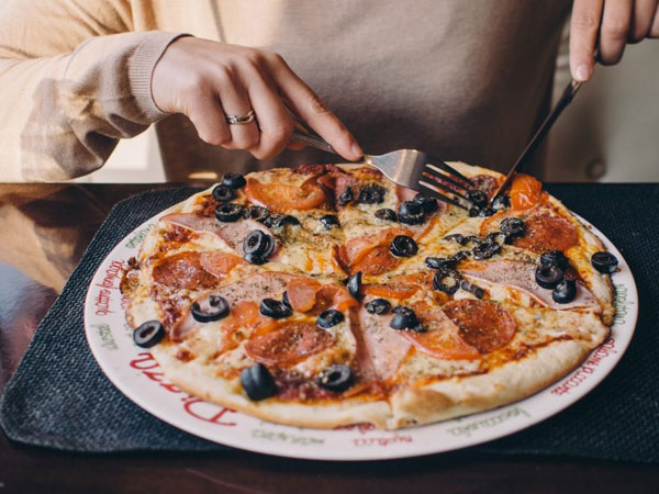 Punya Pizza Sisa Semalam, Ini Trik Memanaskannya Agar Kembali Renyah