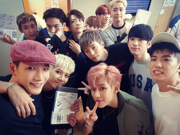 Keseruan ‘Wefie’ 2PM dan GOT7 di Belakang Panggung Ini Bikin Fans Baper Ingin Ikutan!