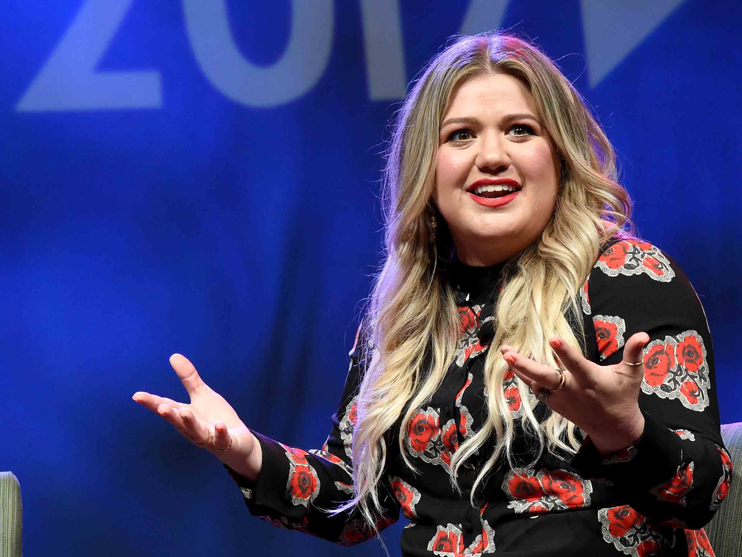 Diejek Gendut di Twitter, Begini Respon 'Santai' Kelly Clarkson