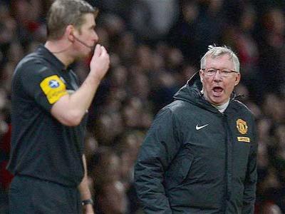 Tak Dihukum, Alex Ferguson Tetap Dikecam