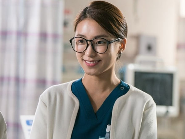 Belajar dari Ahlinya, Begini Transformasi Bora Jadi Perawat di 'Romantic Doctor Kim 2'