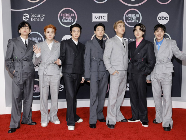 BTS Tampil Stylish di Red Carpet American Music Awards 2021