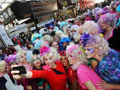 Bergaya Nyentrik, Ribuan Penggemar 'The Hunger Games' Flashmob di Stasiun London!